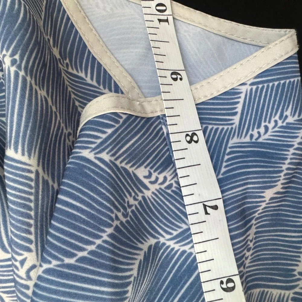 Vuori Banks Boardshorts Mens Large  Blue White Wave 4-Way Stretch Swim Trunks